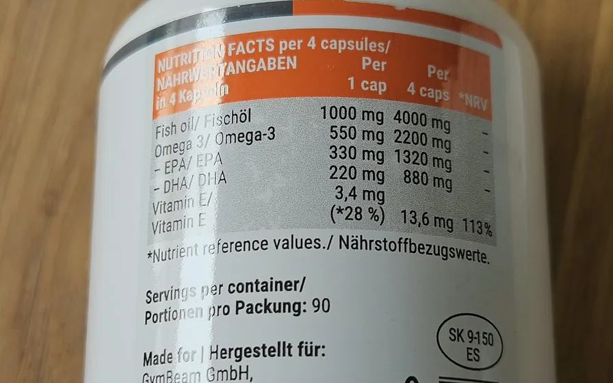 Orange Nährwerttabelle auf der Dose GymBeam Omega 3 Forte mit Fischöl, EPA, DHA und Vitamin E je Kapsel und je vier Kapseln