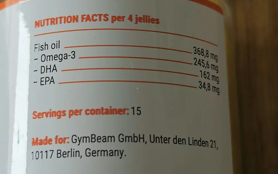 Nährwerttabelle auf der Dose GymBeam Omega 3 Yummies mit Fischöl, Omega-3, DHA und EPA je vier Fruchtgummis
