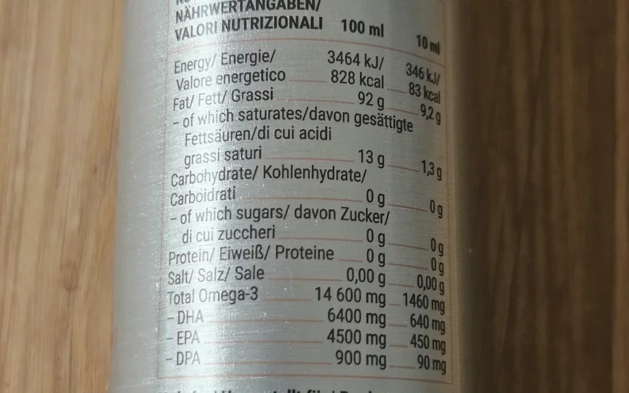Nährwerttabelle auf der Metallflasche GymBeam Premium Omega-3 Oil mit Omega-3, DHA, EPA und DPA je 100 ml und je 10 ml