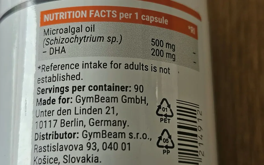 Nährwerttabelle auf der Dose GymBeam Vegan Omega 3 mit Algenöl aus Schizochytrium und DHA je Kapsel
