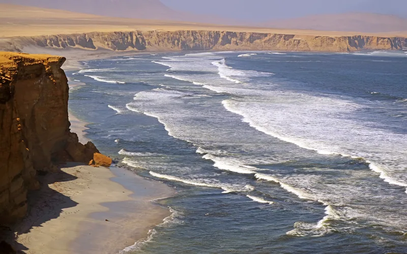 Steilküste mit Brandung im Nationalreservat Paracas an der Pazifikküste Perus
