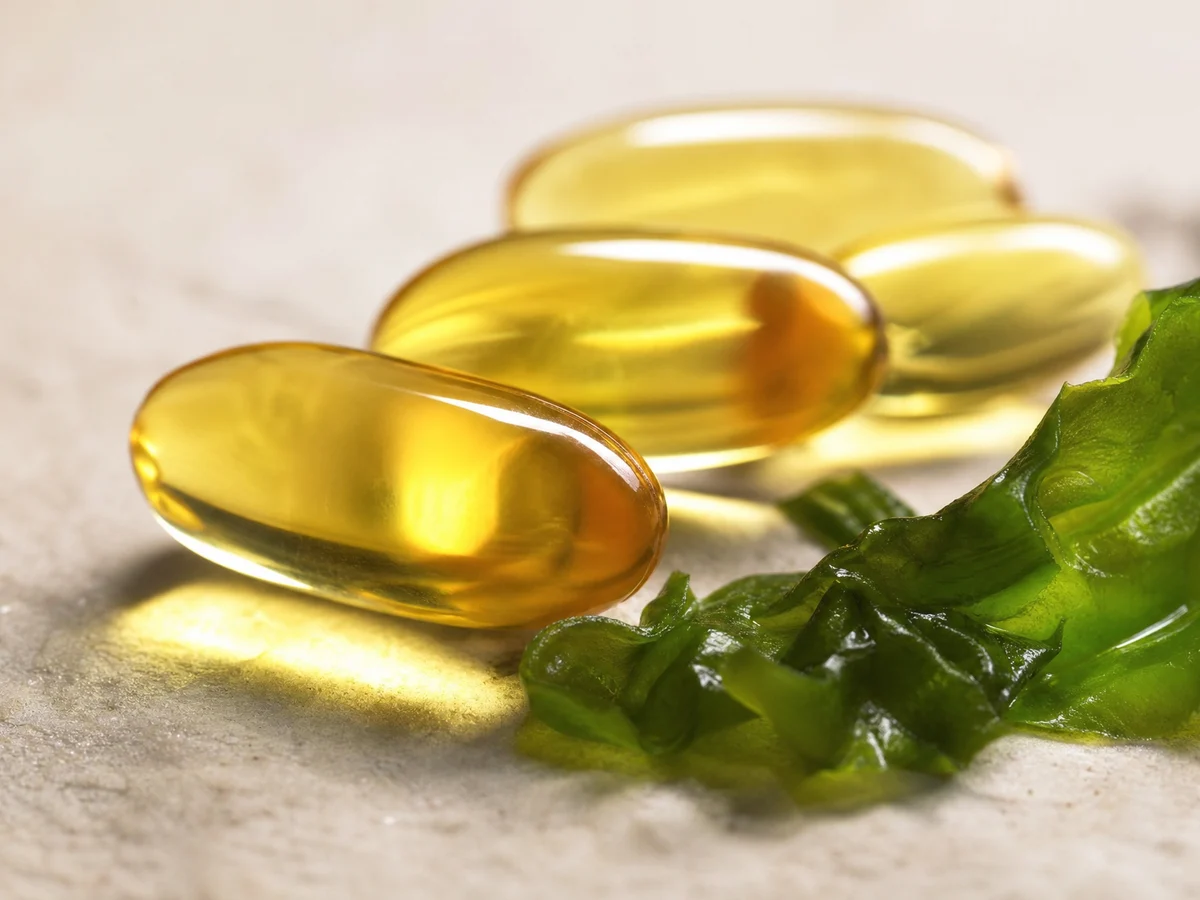 Vegane Omega-3-Kapseln aus Algen&ouml;l auf hellem Untergrund