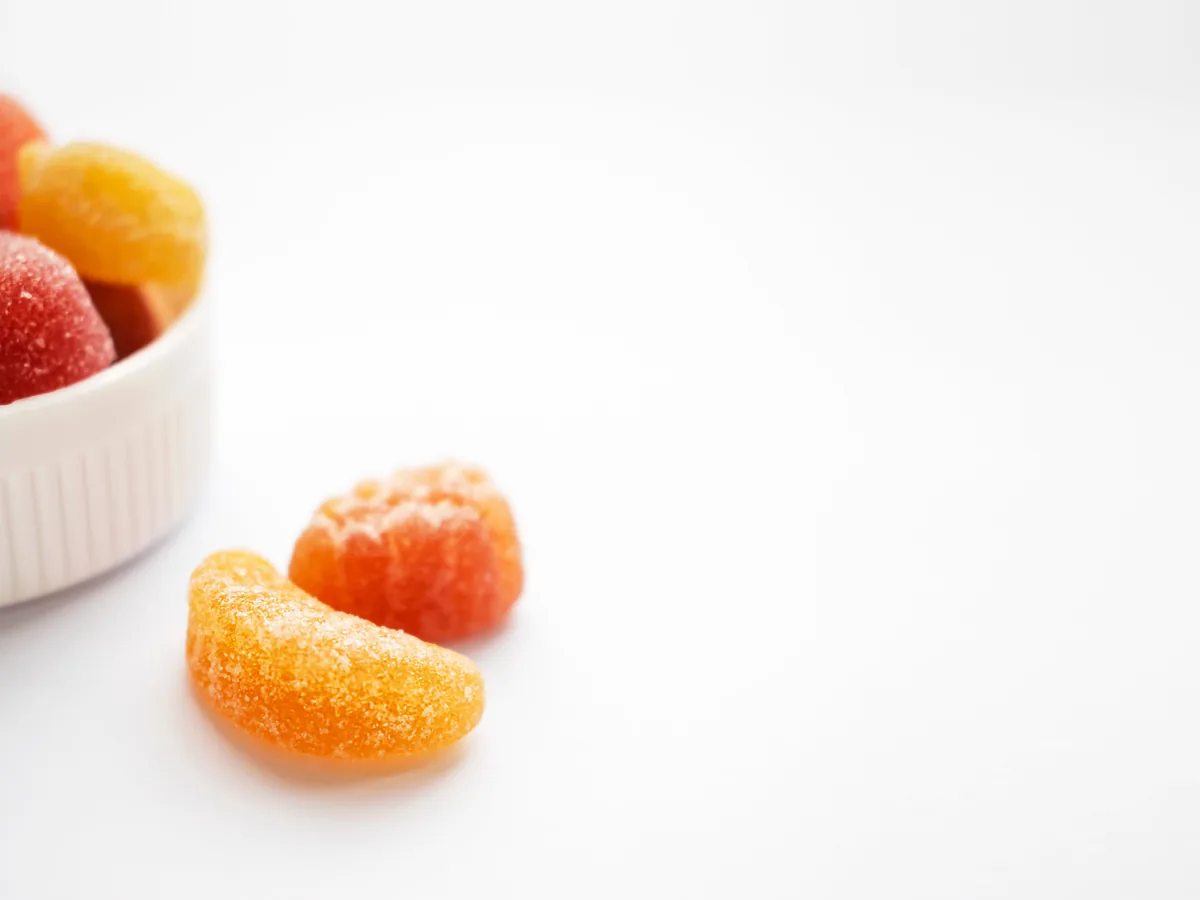 Orange Fruchtgummis in Form von Orangenspalten