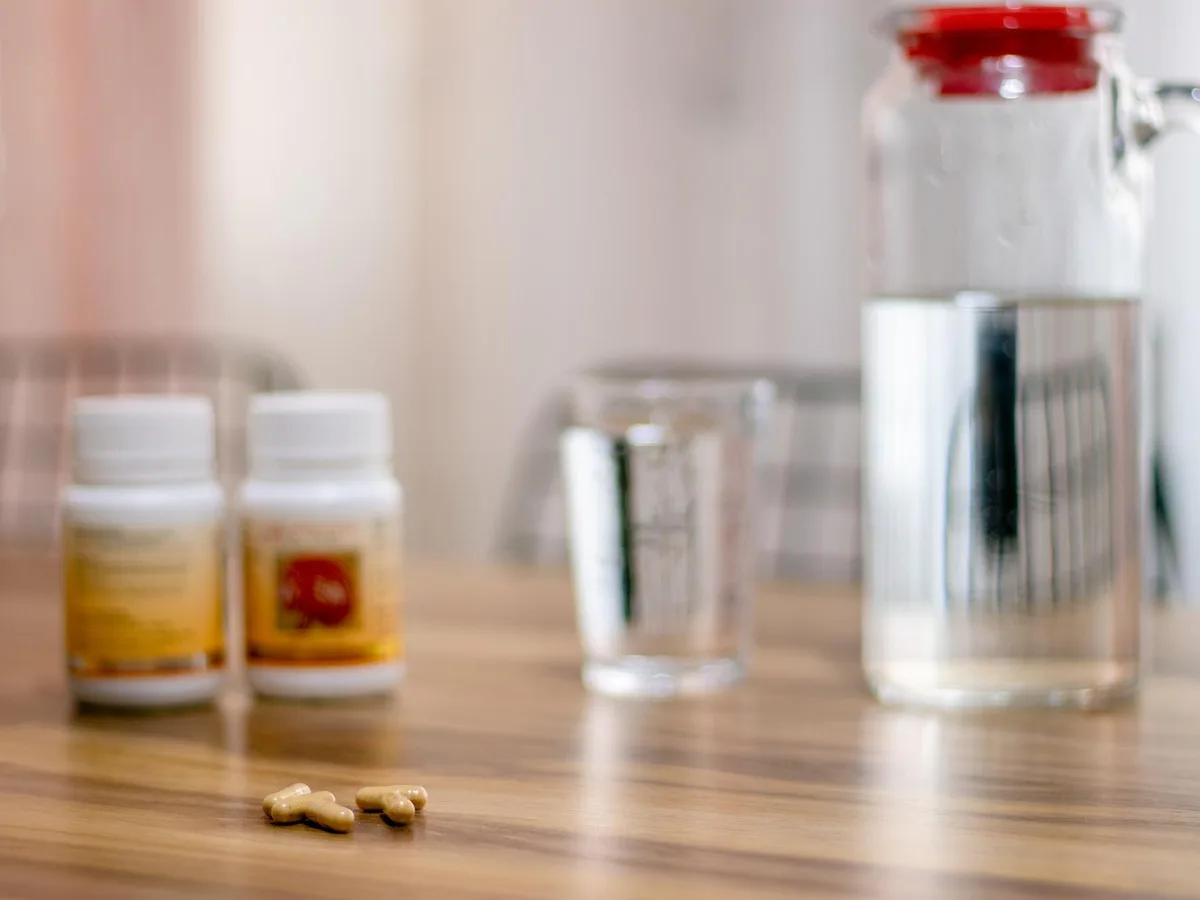 Kapseln und Wasser f&uuml;r die t&auml;gliche Einnahme