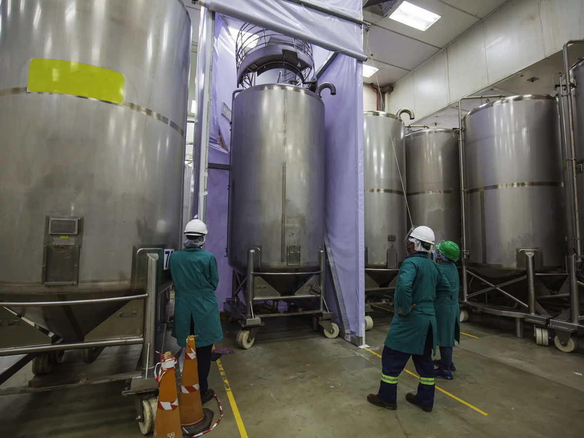 Fermentationstanks aus Edelstahl in der Algen&ouml;l-Produktion