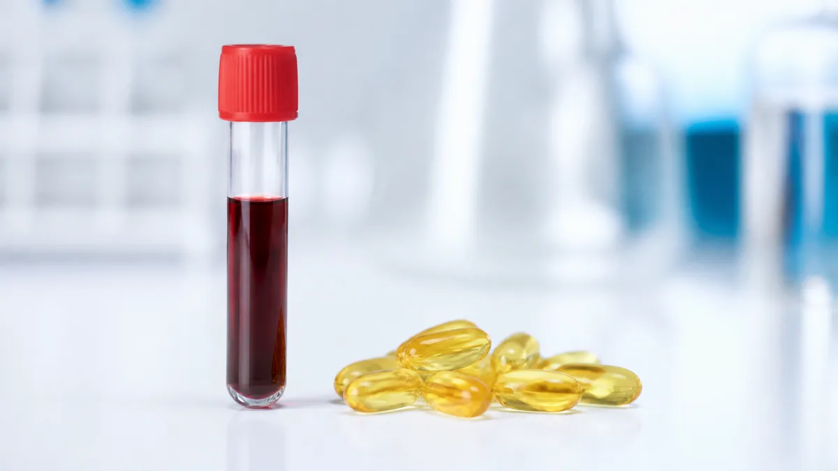 Laborr&ouml;hrchen f&uuml;r die Blutanalyse neben Omega-3-Kapseln